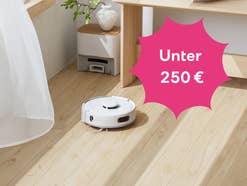 SwitchBot K11+ in einem hellen Wohnzimmer daneben der Hinweis, dass der Roboter keine 250 Euro mehr kostet