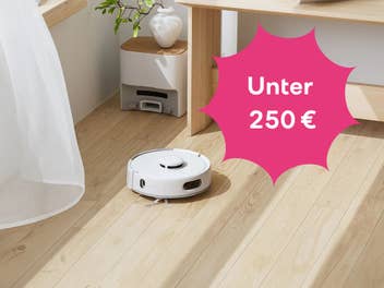 SwitchBot K11+ in einem hellen Wohnzimmer daneben der Hinweis, dass der Roboter keine 250 Euro mehr kostet