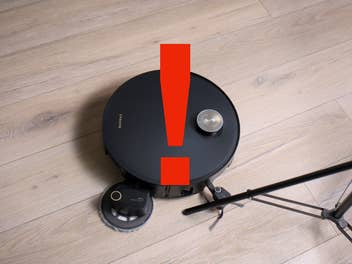 Ein Dreame X60 Pro Ultra Complete mit einem roten Ausrufezeichen im Vordergrund