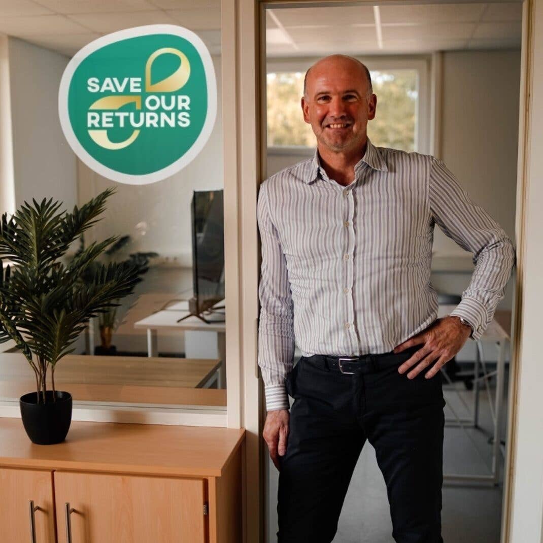 Ernst Lameyer steht im Büro