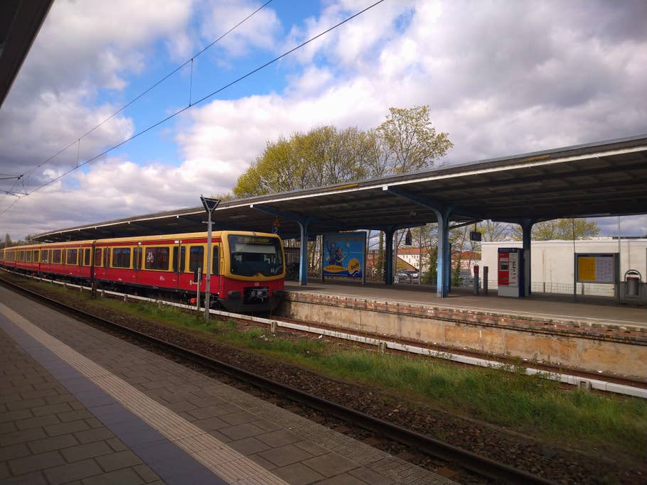 Aufnahme einer S-Bahn bei Tageslicht.