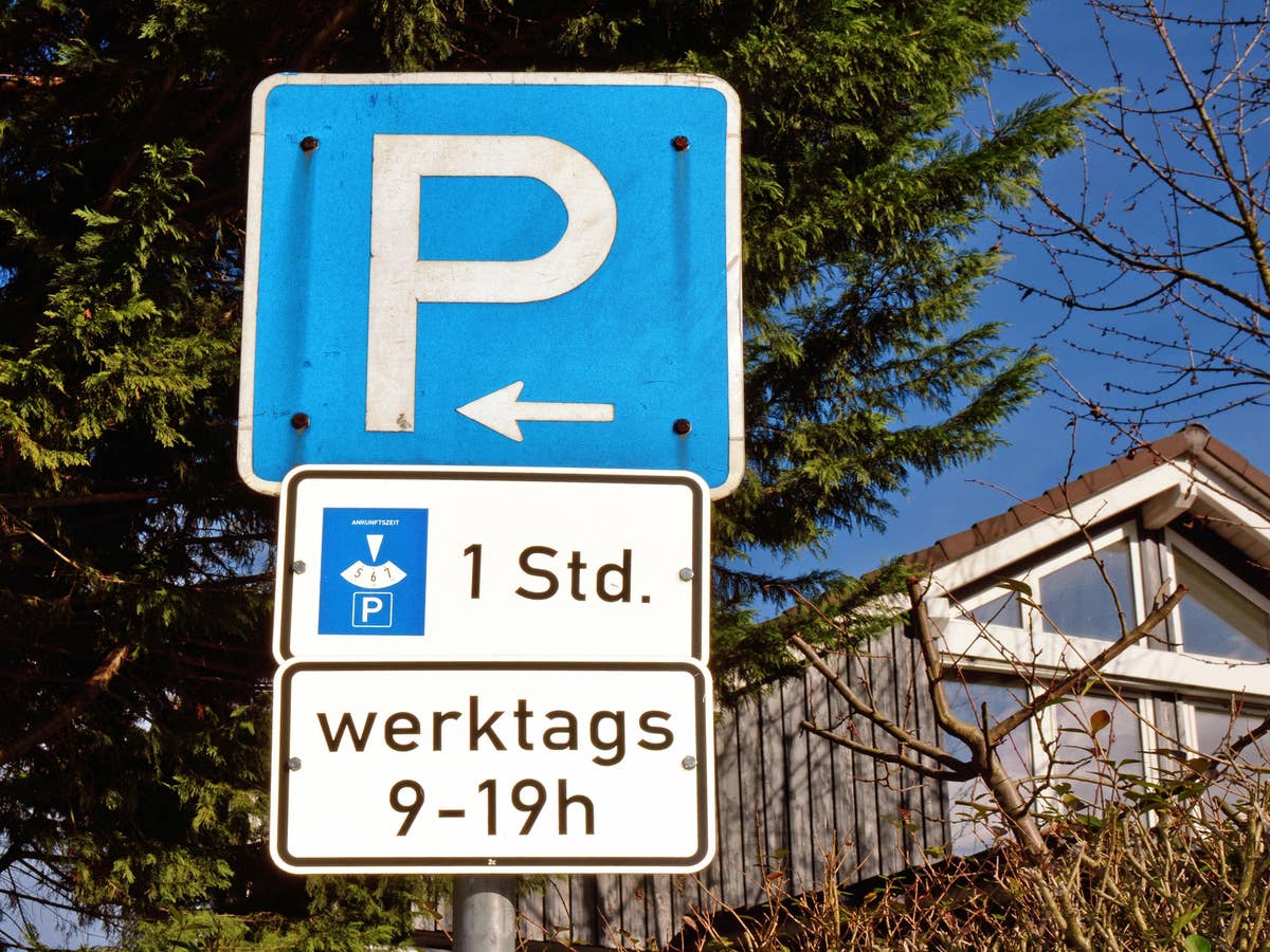 Ein Verkehrsschild weist auf Parkplätze 