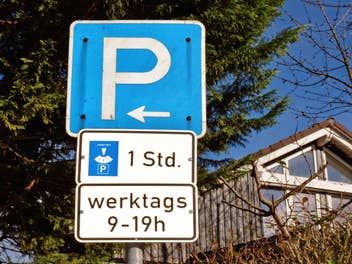 Ein Verkehrsschild weist auf Parkplätze 