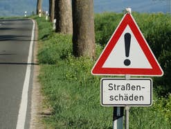 Straßenschild: Straßenschäden