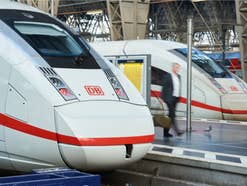 Schleuderpreise bei der Bahn: Sparpreise jetzt günstiger ICE 4 am Hauptbahnhof Frankfurt/Main.