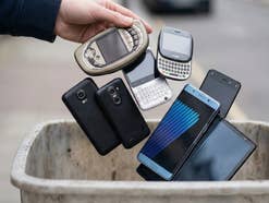Smartphones und Handys fliegen in den Mülleimer