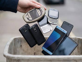 Smartphones und Handys fliegen in den Mülleimer