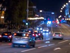 Autos nachts auf einer Straße