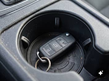 Autoschlüssel im Getränkehalter