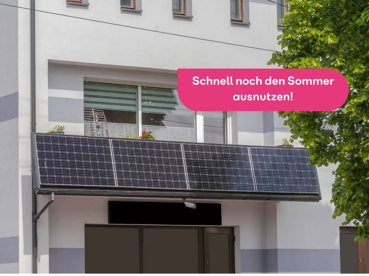 Balkonkraftwerk hängt an einem Balkon