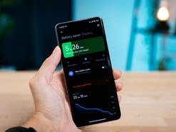 Ein Smartphone mit Akku-Anzeige