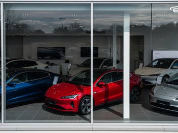 E-Autos im Schaufenster eines Autoshauses.