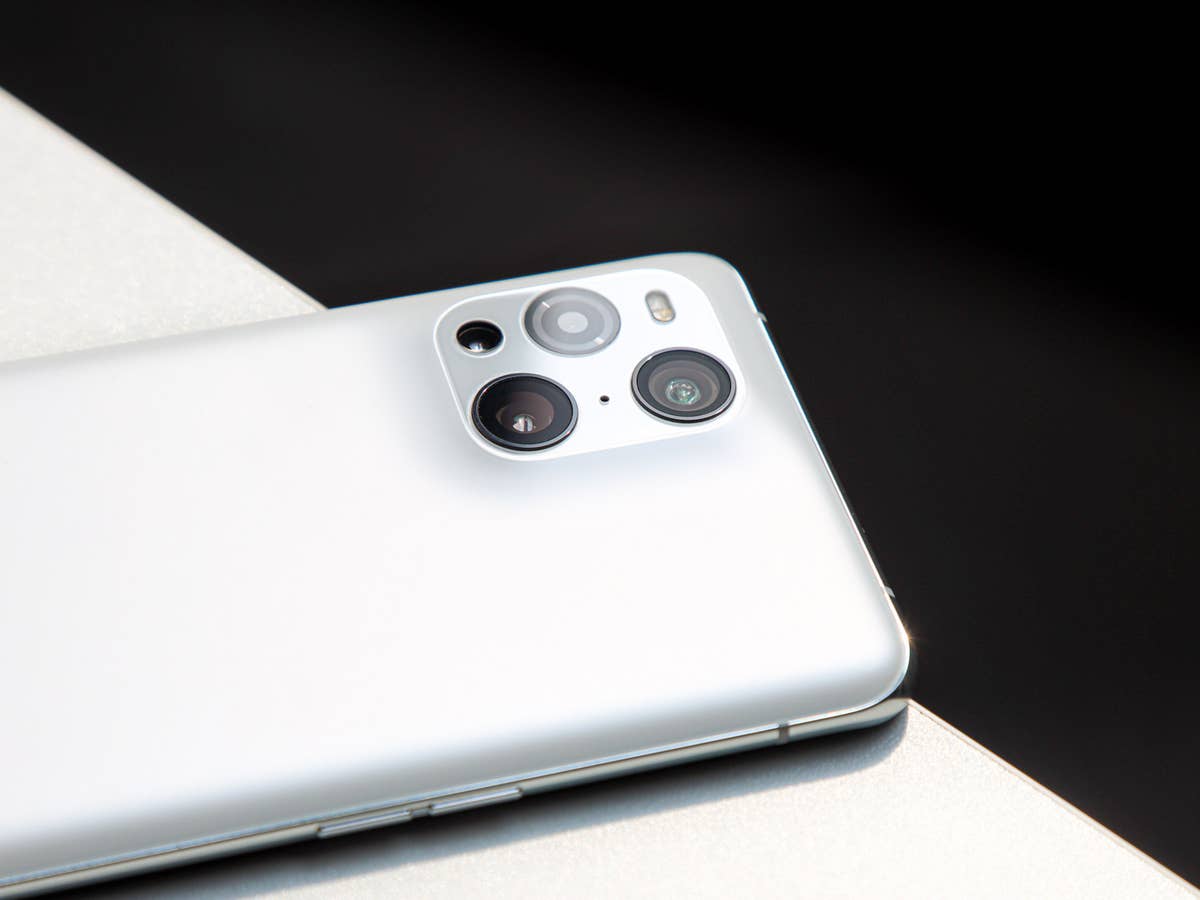 Schon ab 150 Euro: Das sind die topaktuellen Smartphones Smartphone liegt auf schwarz-weißer Oberfläche.