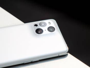 Smartphone liegt auf schwarz-weißer Oberfläche.