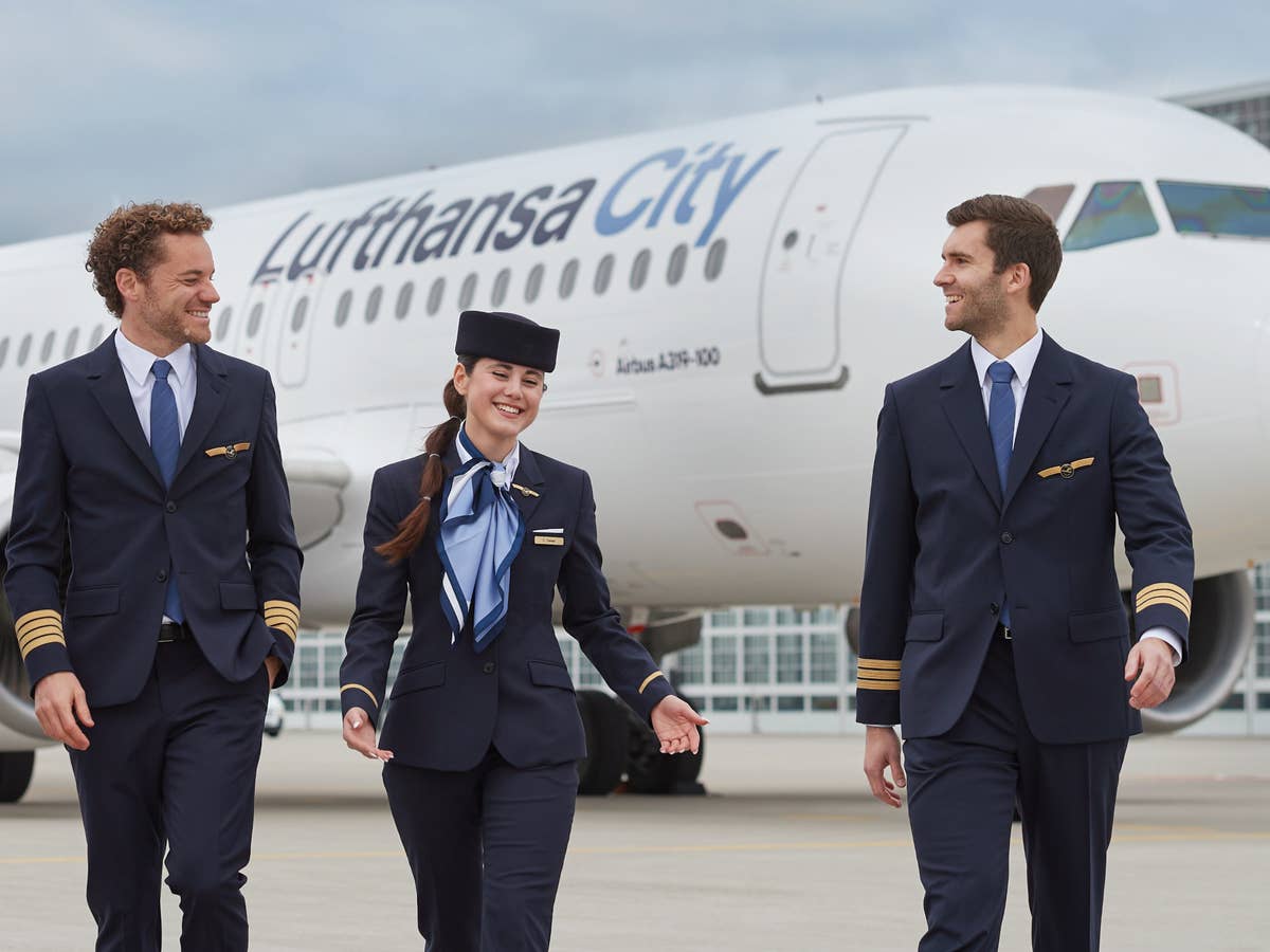 Crew vor einem Airbus A319 von Lufthansa City Airlines.