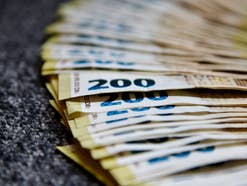 Schüler bekommen 200 Euro vom Staat: So kommt man an das Geld