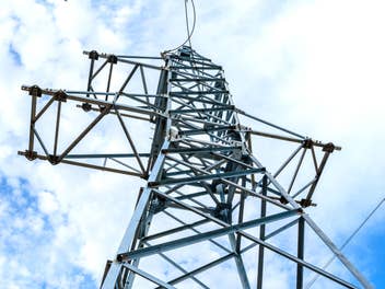 Strommast von unten fotografiert