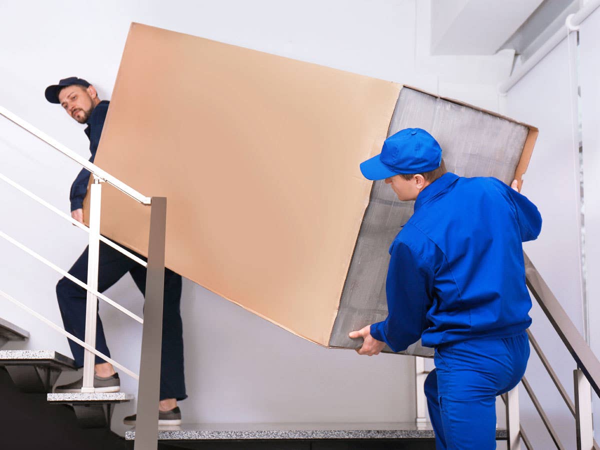 Schwere Paket Lieferung durch ein Treppenhaus