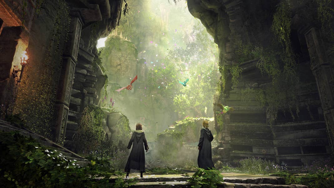 Zwei Hexen stehen vor einer verlassenen Ruine in "Hogwarts Legacy".