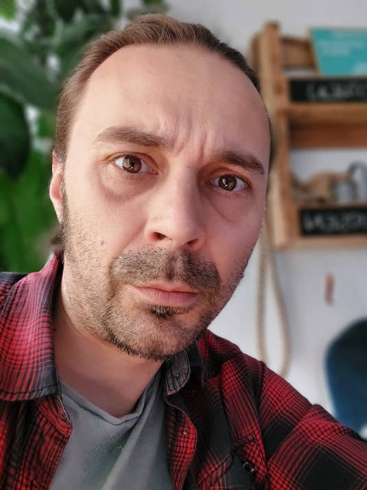 Selfie im Porträt-Modus mit unscharfem Hintergrund