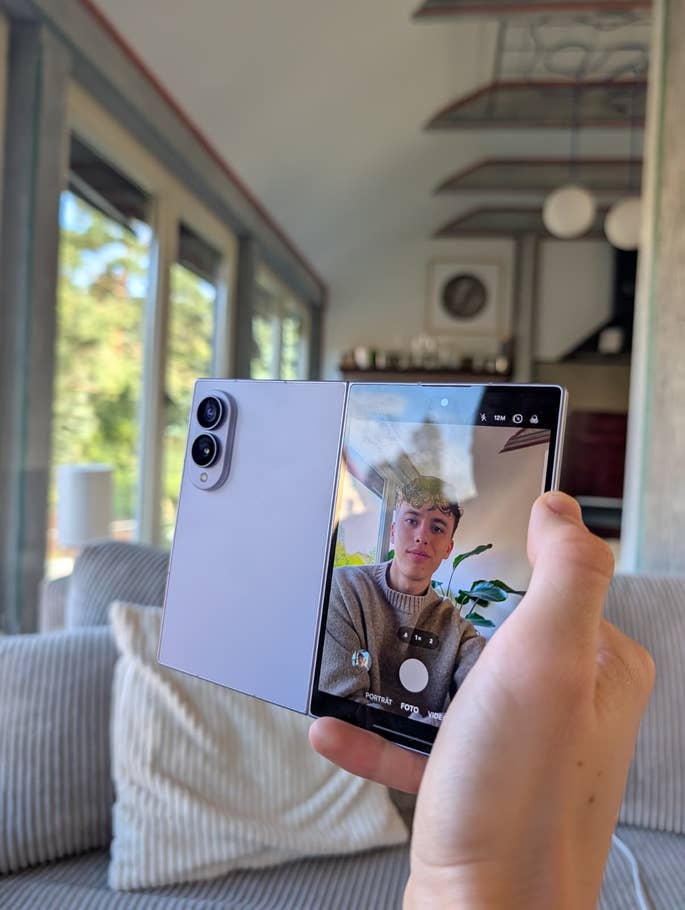 Selfiekamera im Faltkonzept Selfiekamera im Faltkonzept