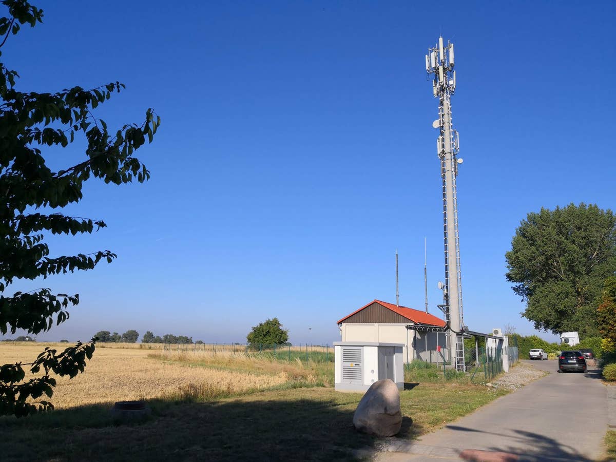 Ein sehr ländlicher Mobilfunk-Sendemast auf der Insel Poel