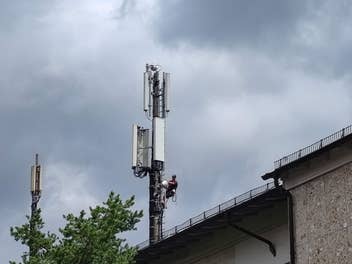 Ein Arbeiter an einem Mobilfunkmast