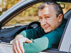 Älterer Fahrer am Steuer