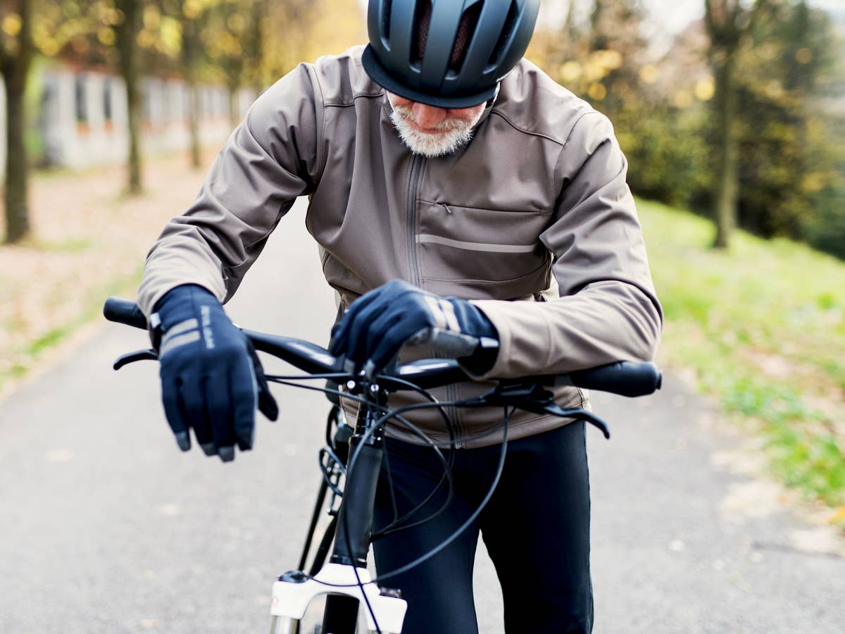 Spätestens jetzt ist Leugnen zwecklos: E-Bikes können tatsächlich gefährlich sein Senior mit einem E-Bike
