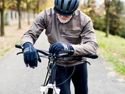 Senior mit einem E-Bike