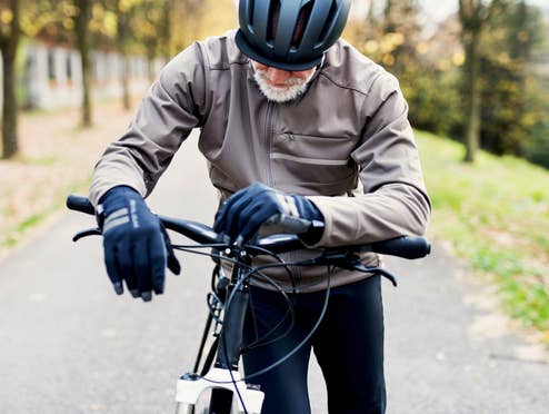 Senior mit einem E-Bike