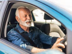 Älterer Autofahrer am Steuer