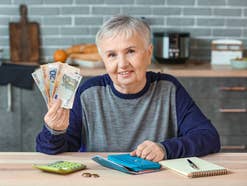 Ältere Frau mit Geld