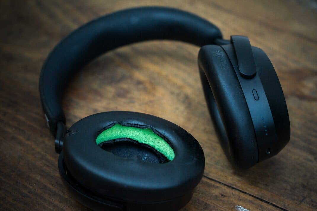 Sennheiser Momentum 4 mit defektem Ohrpolster