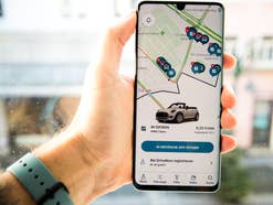Carsharing Dienst Share Now schneidet beim Test der Stiftung Warentest mit der Note 2,2 (gut) ab.
