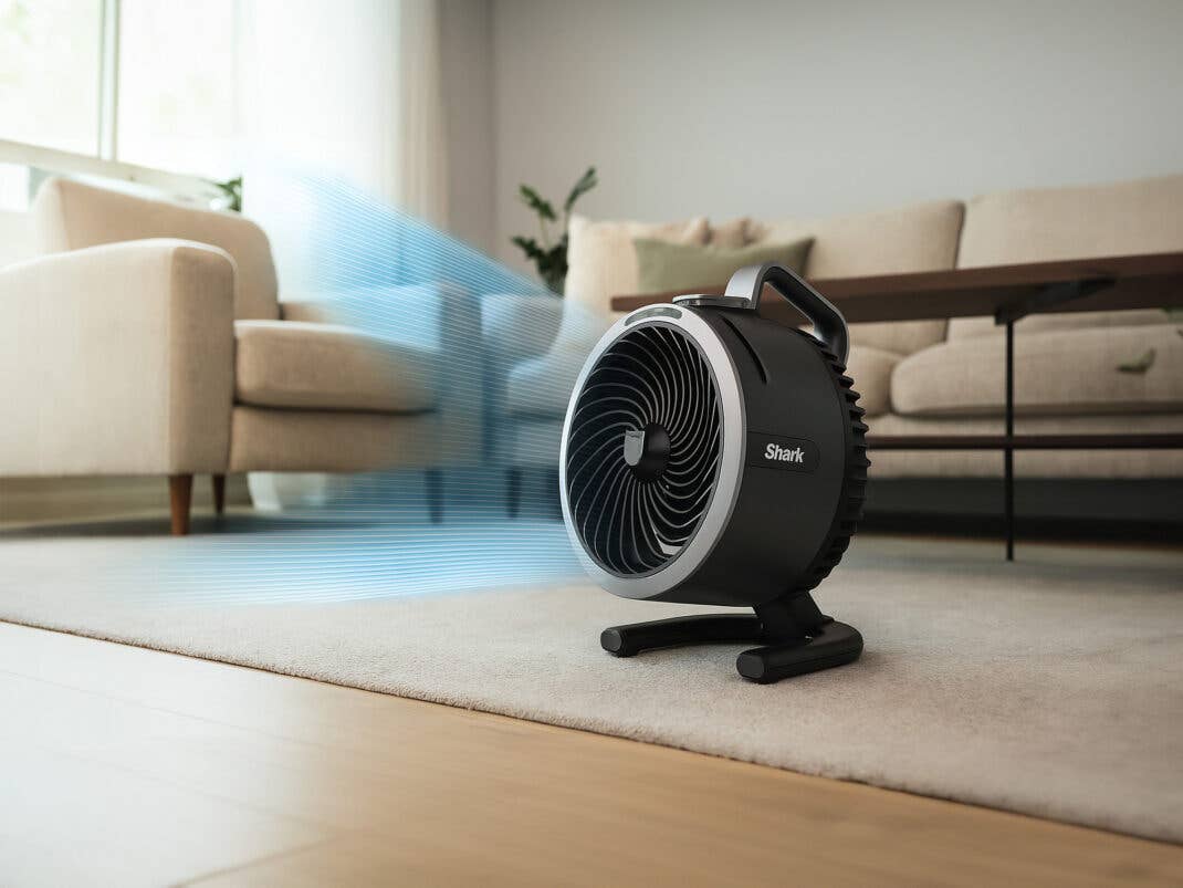 Shark FlexBreeze HydroGo stößt Luft in einem Wohnzimmer aus.