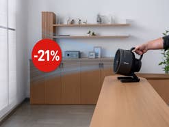Shark FlexBreeze HydroGo stößt Luft aus und zeigt 21 % an.