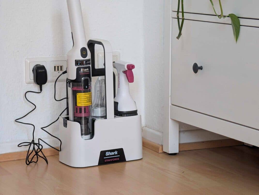 Shark StainForce in seiner Station