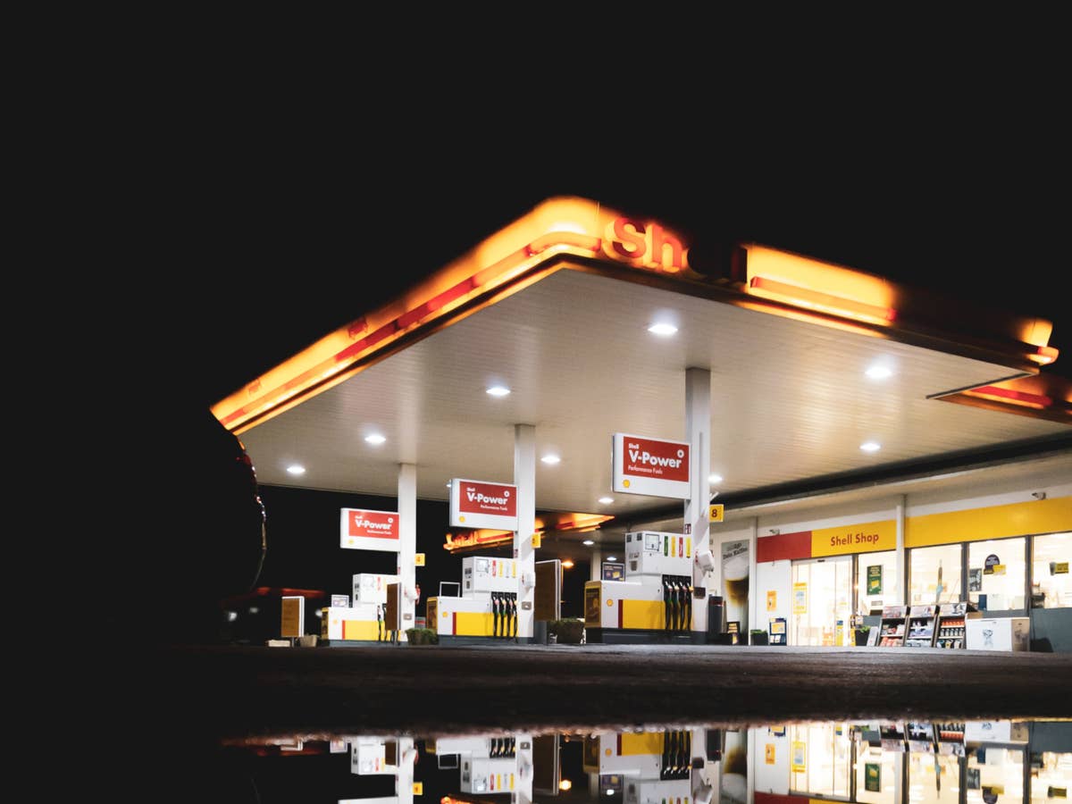 Tanken an einer Tankstelle von Shell