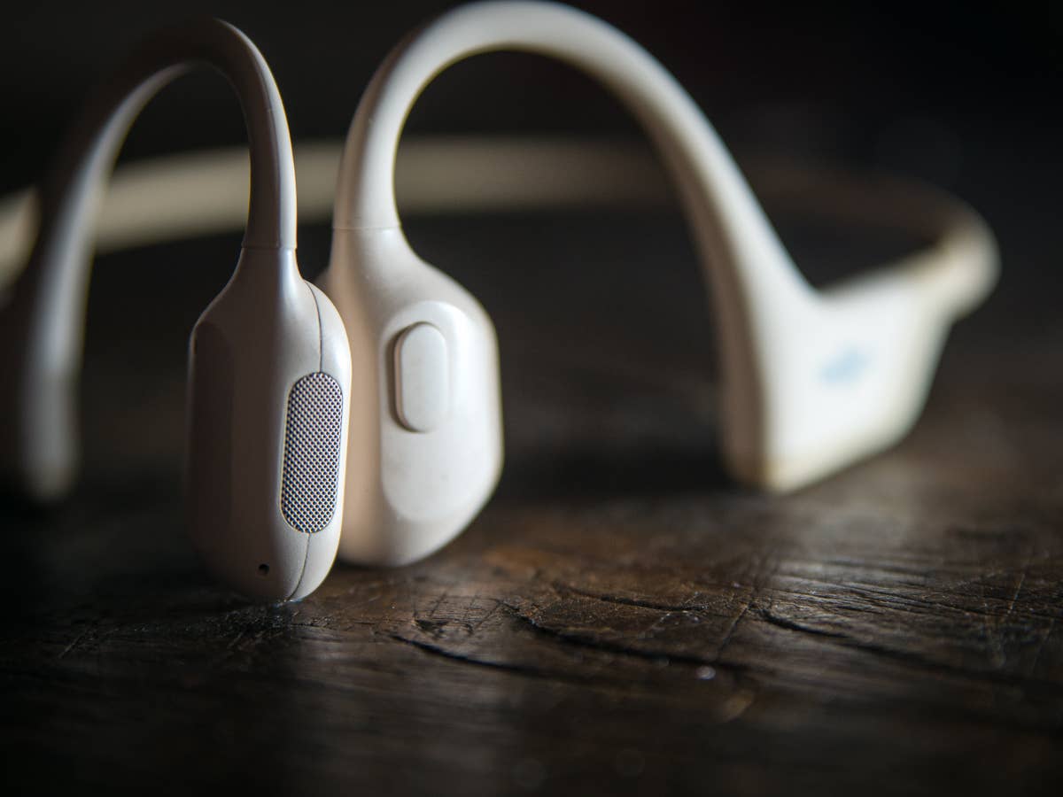 Ist es ein Over-Ear-Kopfhörer? Ist es ein In-Ear-Kopfhörer? Nein, es sind die Shokz OpenRun Pro! Ist es ein Over-Ear-Kopfhörer? Ist es ein In-Ear-Kopfhörer? Nein, es sind die Shokz OpenRun Pro!
