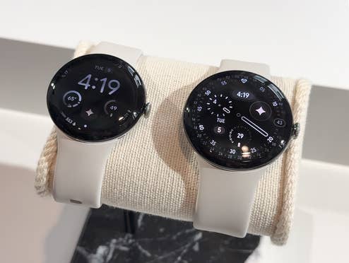 Zwei Google Pixel Watch 4 auf einem Display, die die Uhrzeit 4:19 und verschiedene Fitnessmetriken anzeigen.