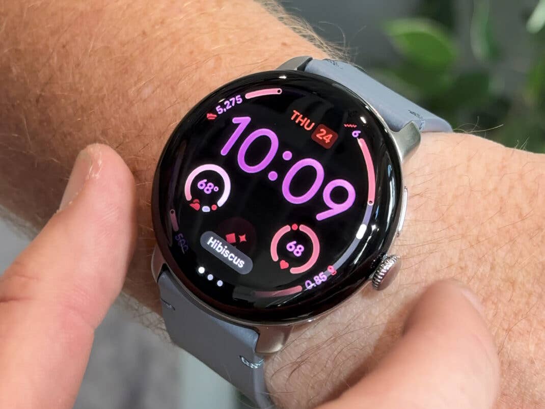 Eine Google Pixel Watch 4 zeigt die Uhrzeit 10:09 und Fitnessdaten an einem Handgelenk.