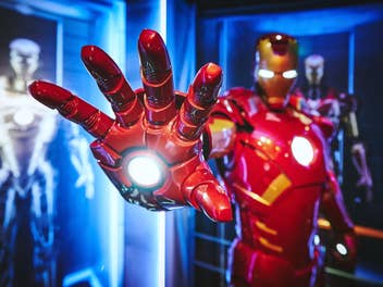 Der Superheld Iron Man streckt seine Hand Richtung Kamera aus.