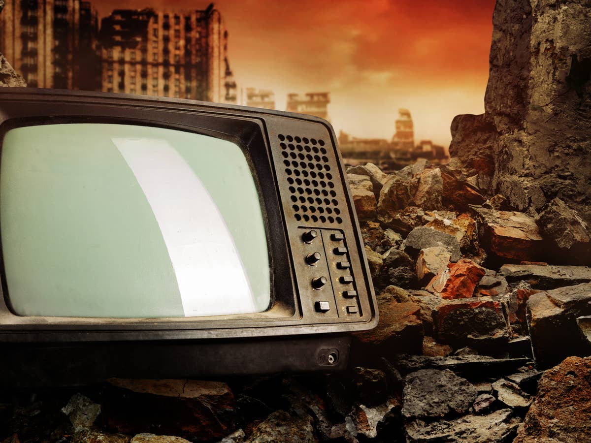 Diese Serie gehört zu den Top10 in Deutschland und bekommt schon bald eine dritte Staffel. Ein alter Röhrenfernseher in den Ruinen einer Stadt.