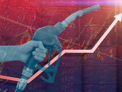 Ein Hand hält eine Zapfpistole, im Hintergrund sind Zahlen zu sehen und im Vordergrund ein Graph in Form eines zackig nach oben verlaufenden Pfeils