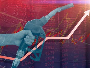 Ein Hand hält eine Zapfpistole, im Hintergrund sind Zahlen zu sehen und im Vordergrund ein Graph in Form eines zackig nach oben verlaufenden Pfeils