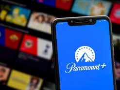 Die Paramount+ Webseite und ein Smartphone, auf dem das Firmenlogo zu sehen ist