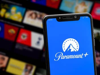 Die Paramount+ Webseite und ein Smartphone, auf dem das Firmenlogo zu sehen ist