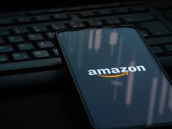 Laptoptastatur, darauf ein Smartphone mit geöffneter Amazon-App