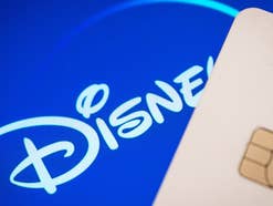 Disney+-Logo und eine Bankkarte